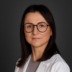 Kobieta w okularach i białym fartuchu medycznym