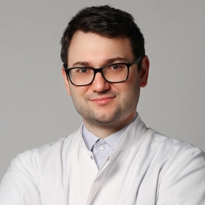 Portret mężczyzny w okularach i białym fartuchu lekarskim