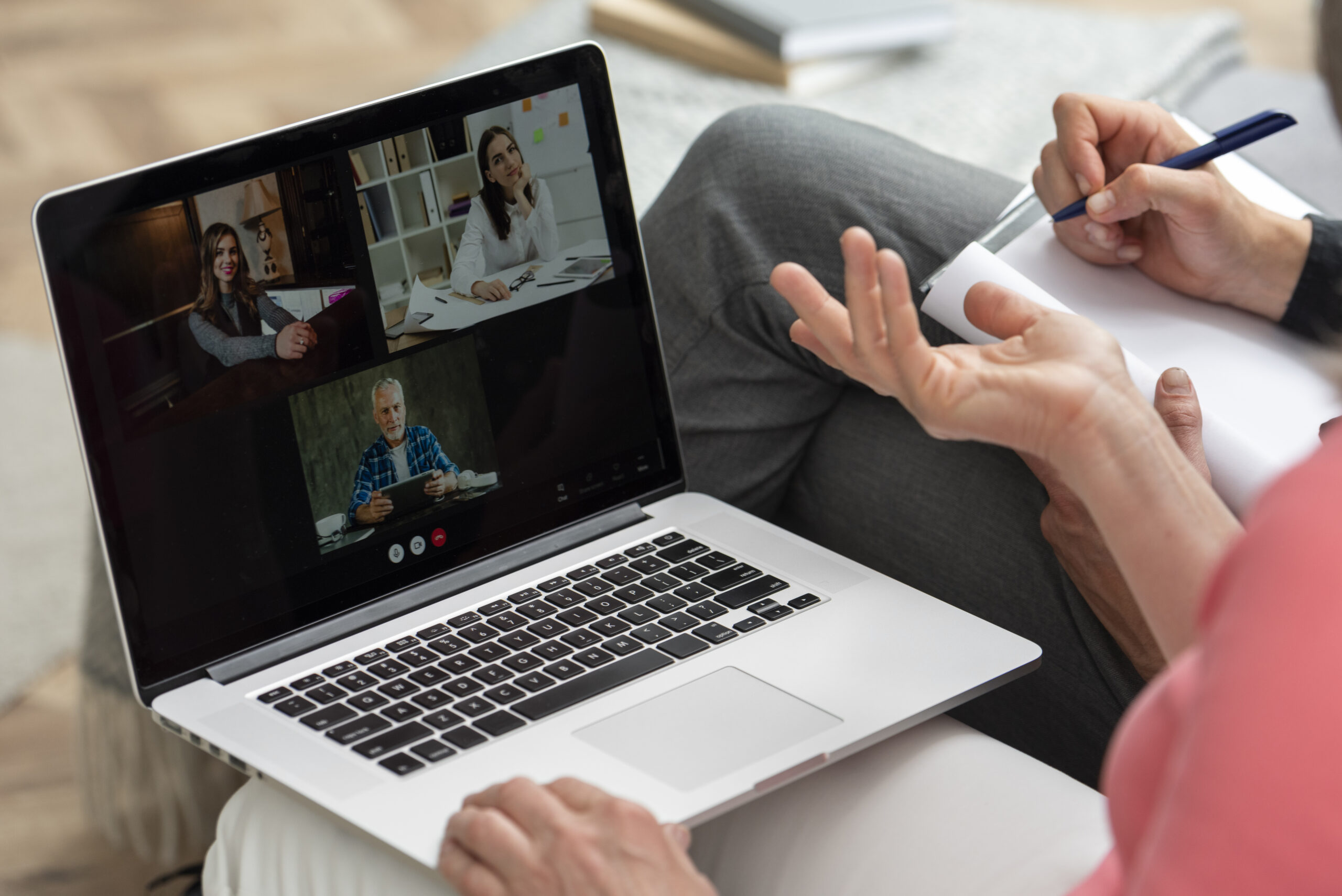Kobieta słuchająca webinaru. Zdjęcie ilustracyjne. Freepik